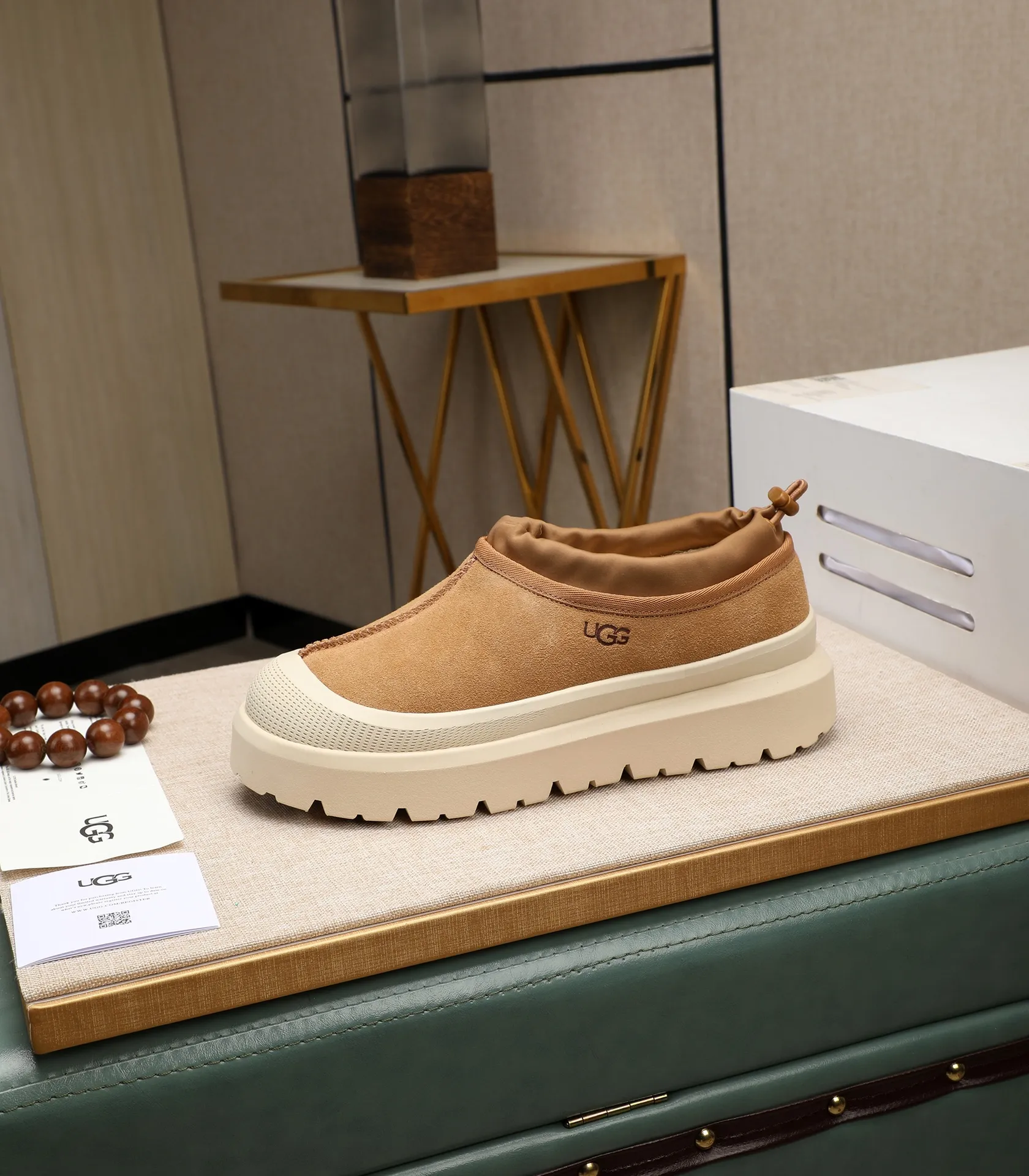Men's shoes 💰540 (same style for men and women) Please pay attention to the quality of the original order and compare the thickness of the wool 🏮🏮The popular UGG is from Australia's warm luxury brand men's shoes, the official website is synchronized, Beckham men's style..., made of imported first-layer waxed cowhide, waxed toe cap, Australian real wool velvet lining Carefully sewn...Imported rubber Martin boots outsoles (comfortable, soft and wear-resistant). I really like the quality..Exquisite workmanship. You won't be able to put it down at first sight. Sizes 35-44